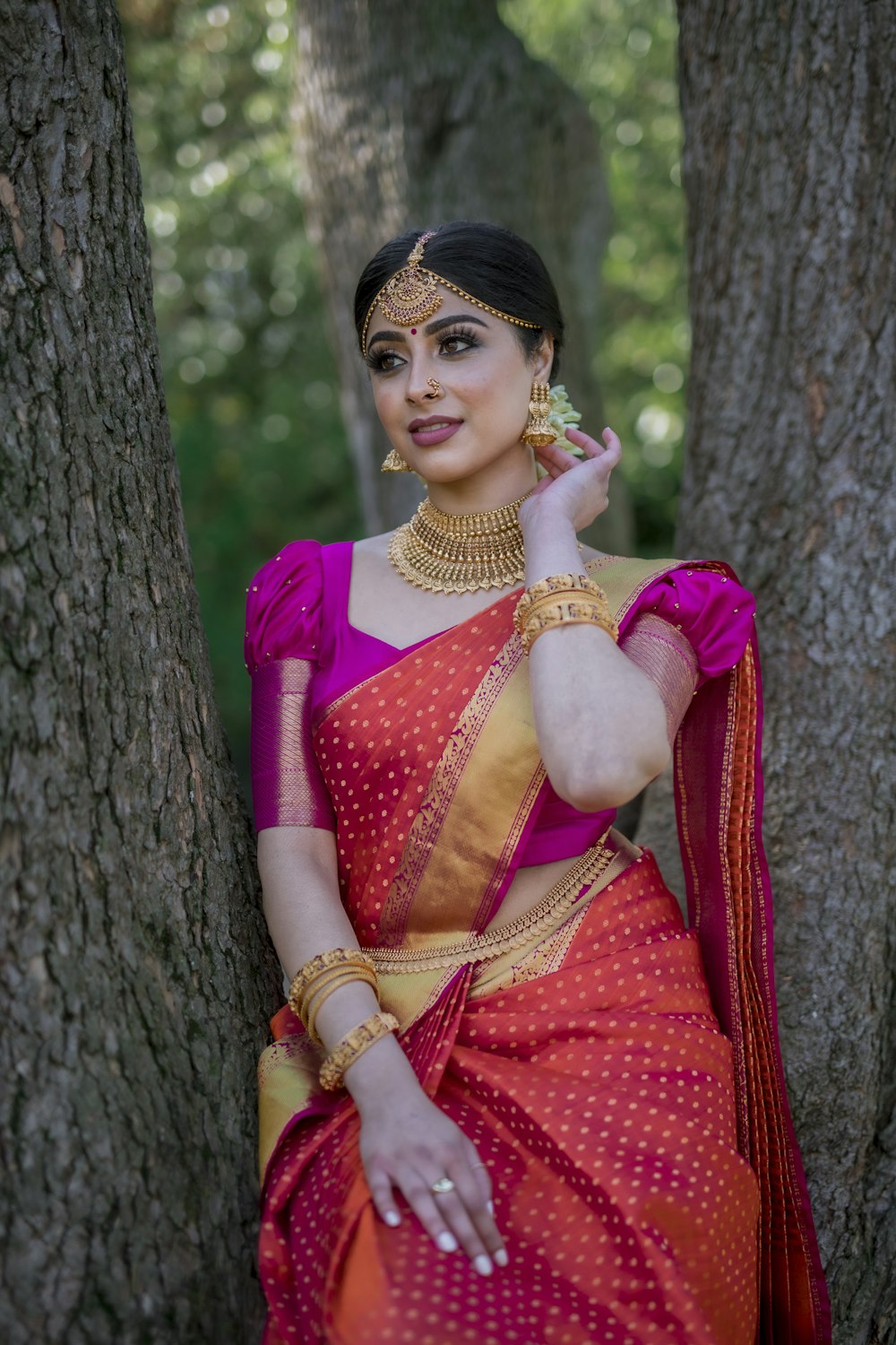 photoshoot poses on saree