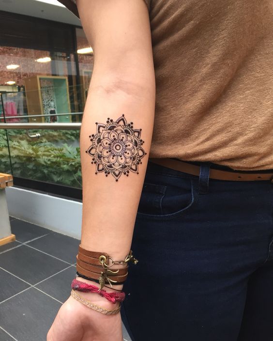 tatuaje mandala brazo chica