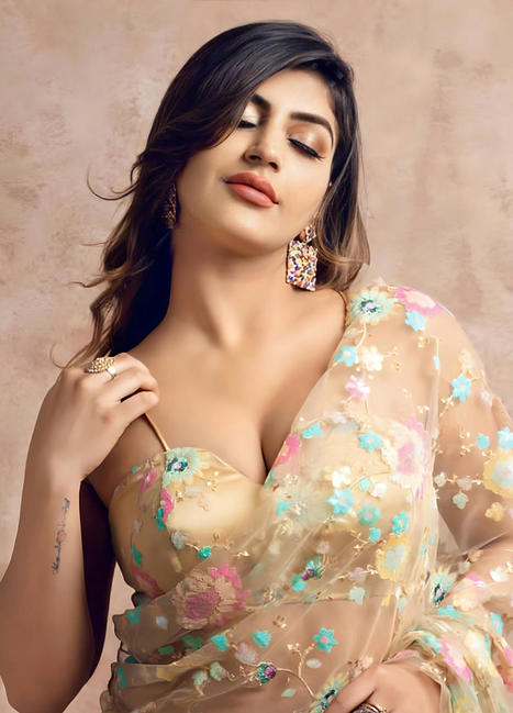 saree clevage hot