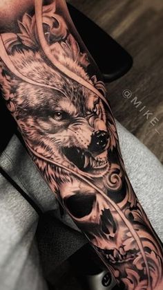 tatuaje de lobo en el brazo