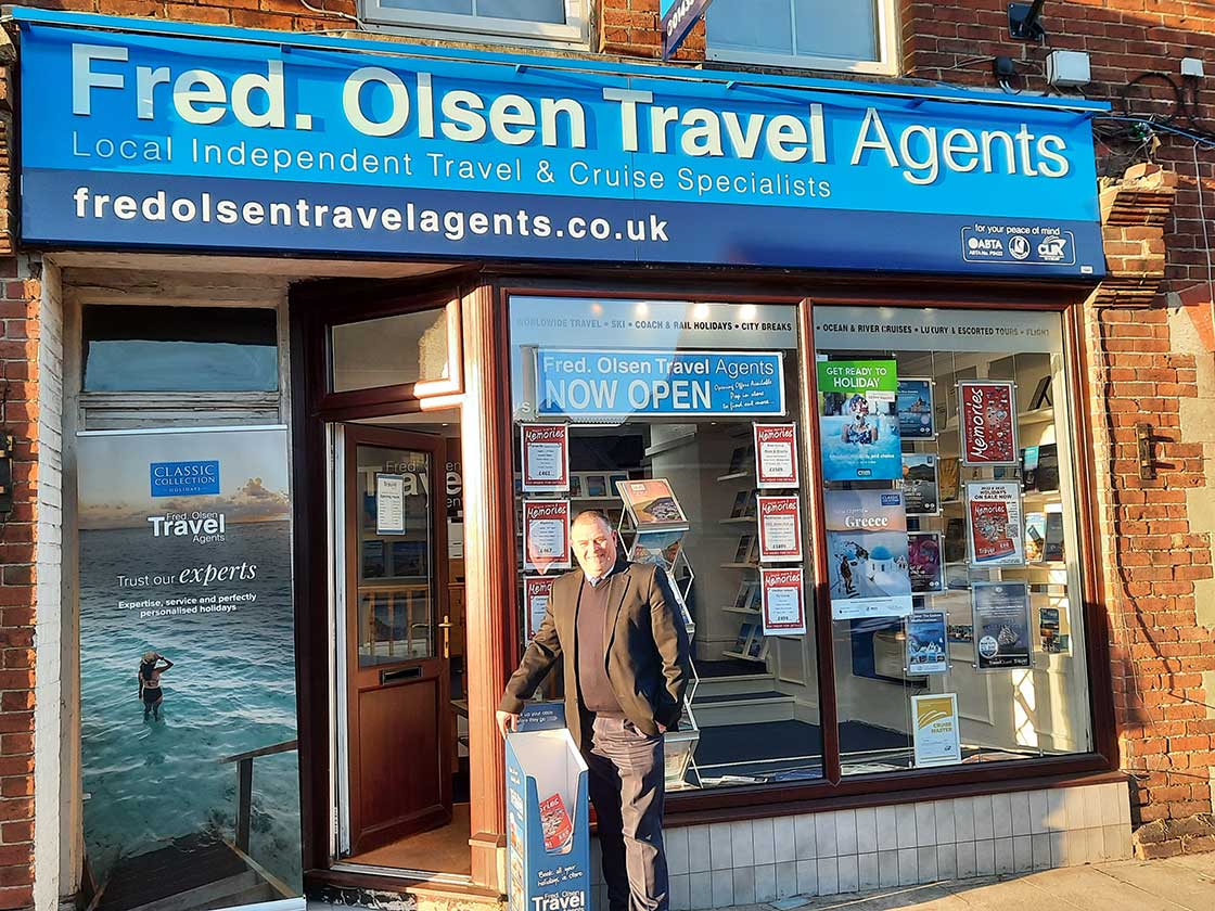 travel agents near me open now