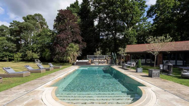 airbnb with swimming pool uk