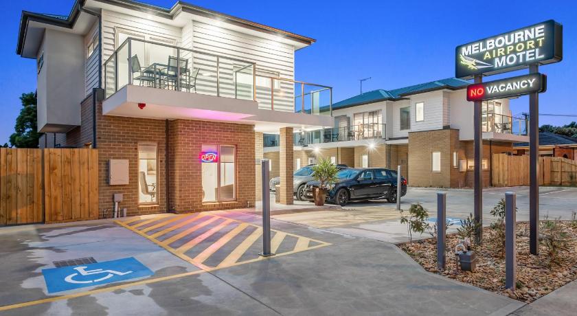 melbourne airport motel 123 mickleham road