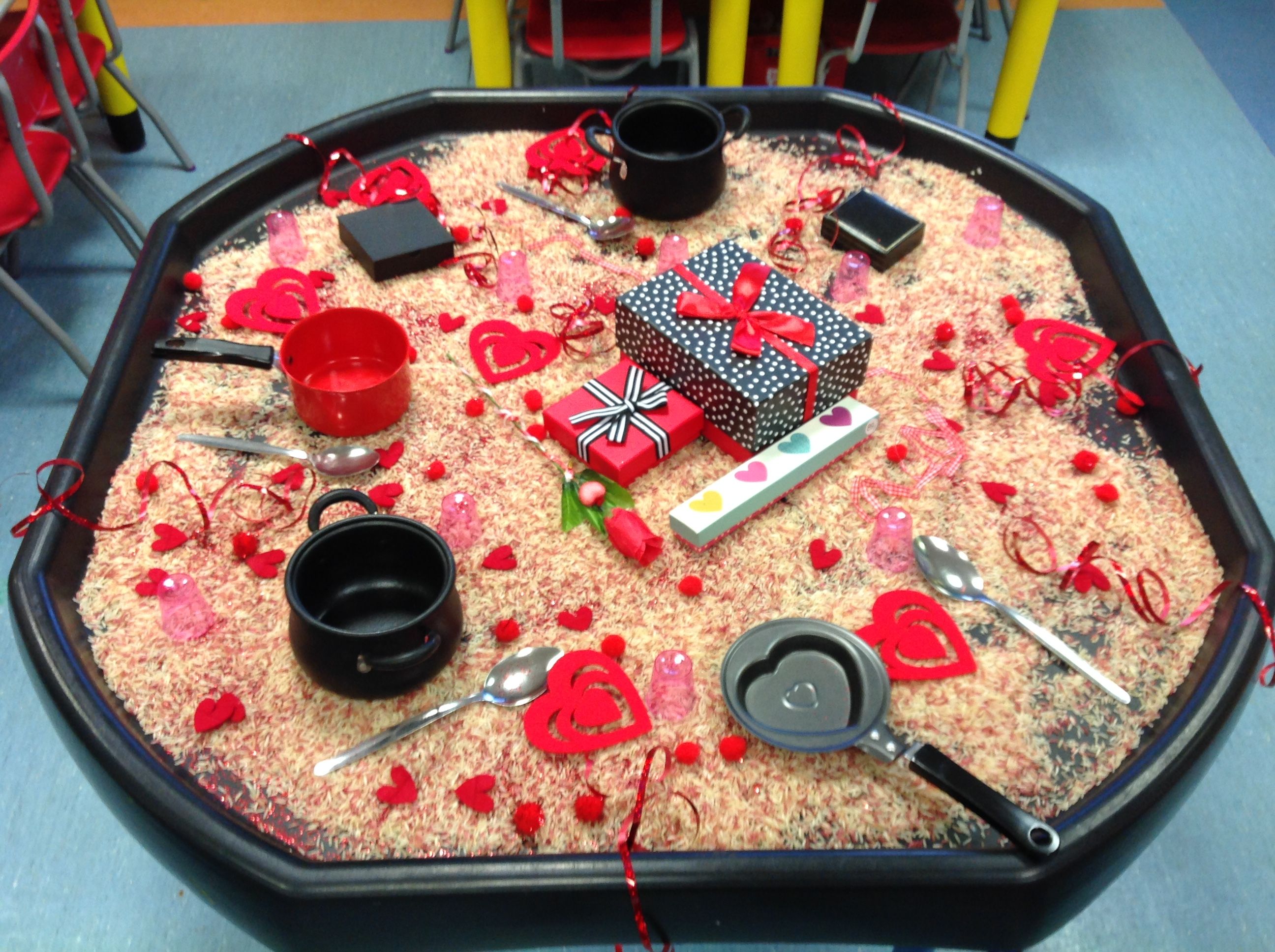 valentines tuff tray