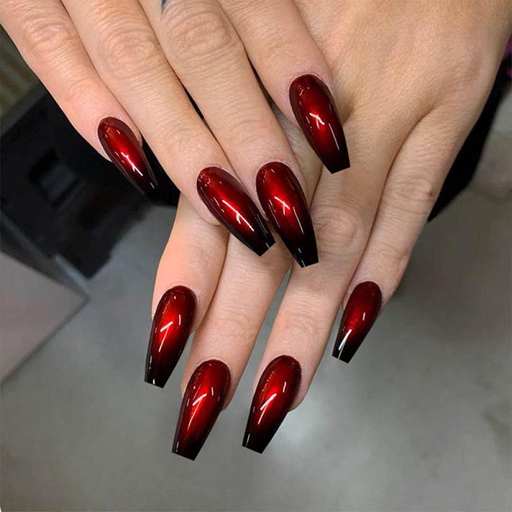 uñas acrilicas rojas con negro