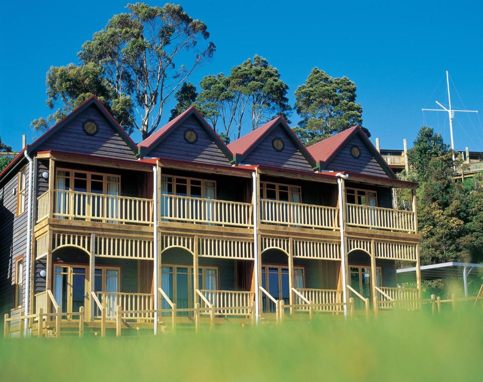 hotels strahan