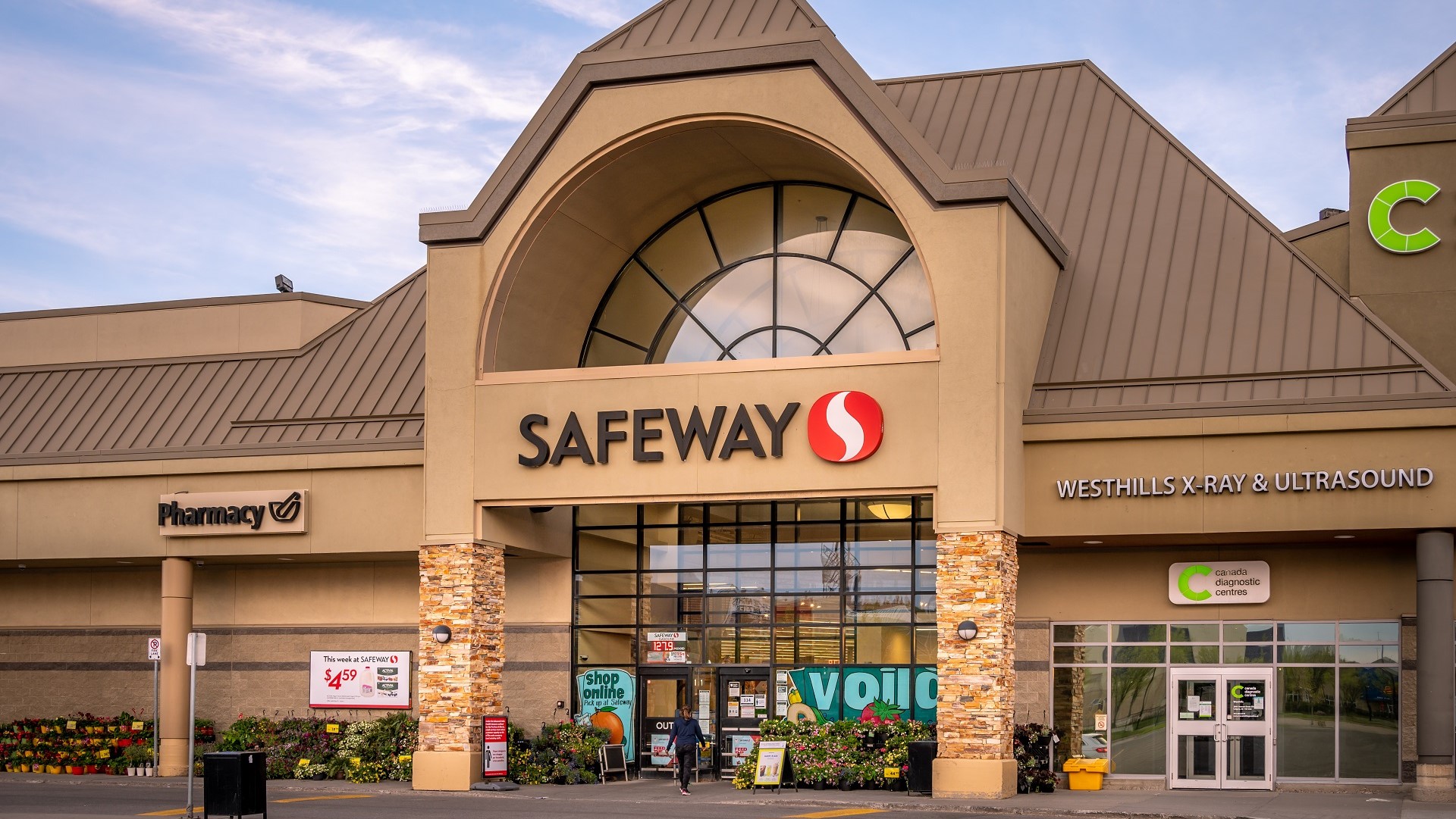 safeway hours today near me