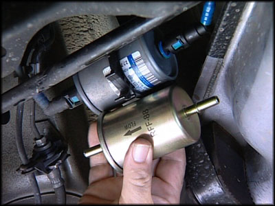 donde esta el filtro de gasolina hyundai accent 2014