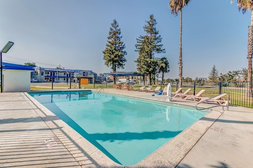 cheap motels visalia