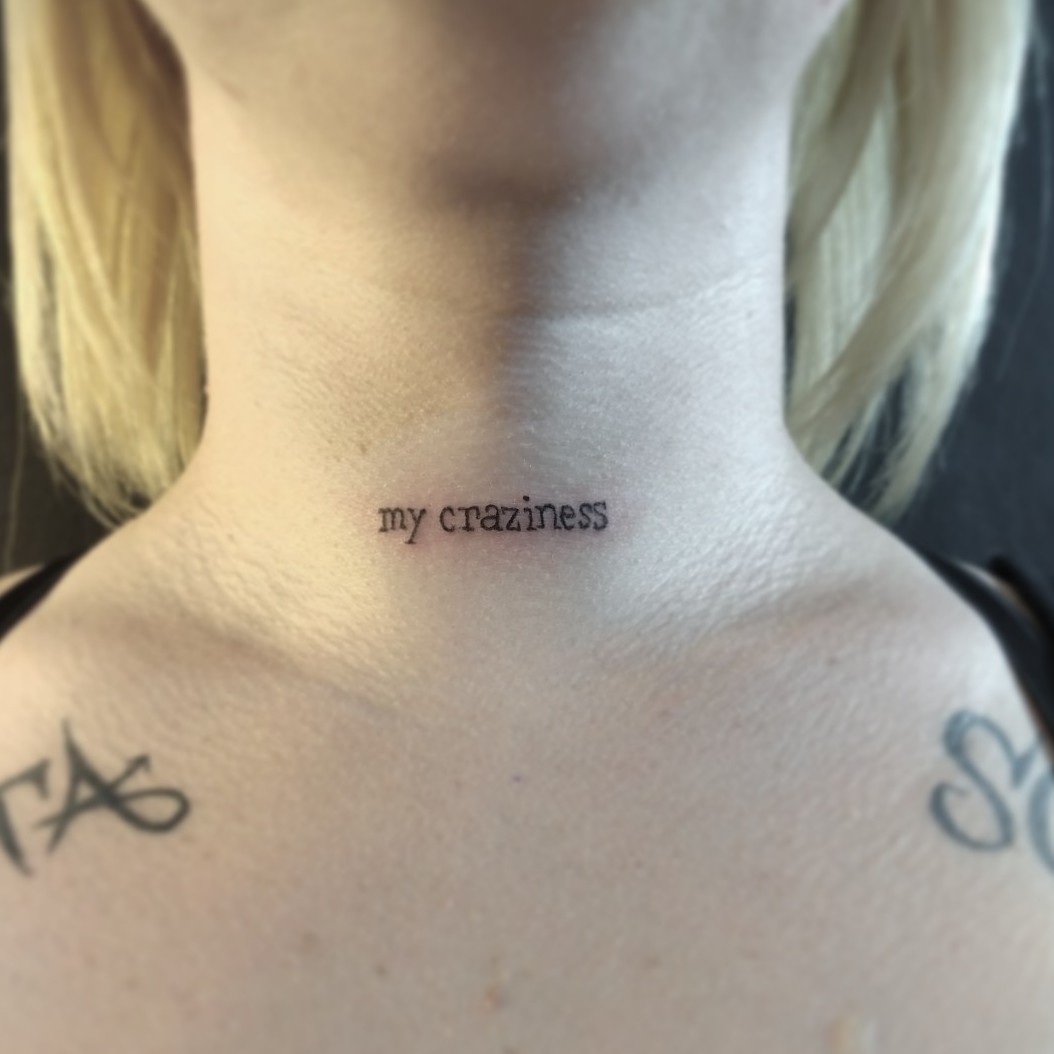 letras mujer tatuajes en el cuello