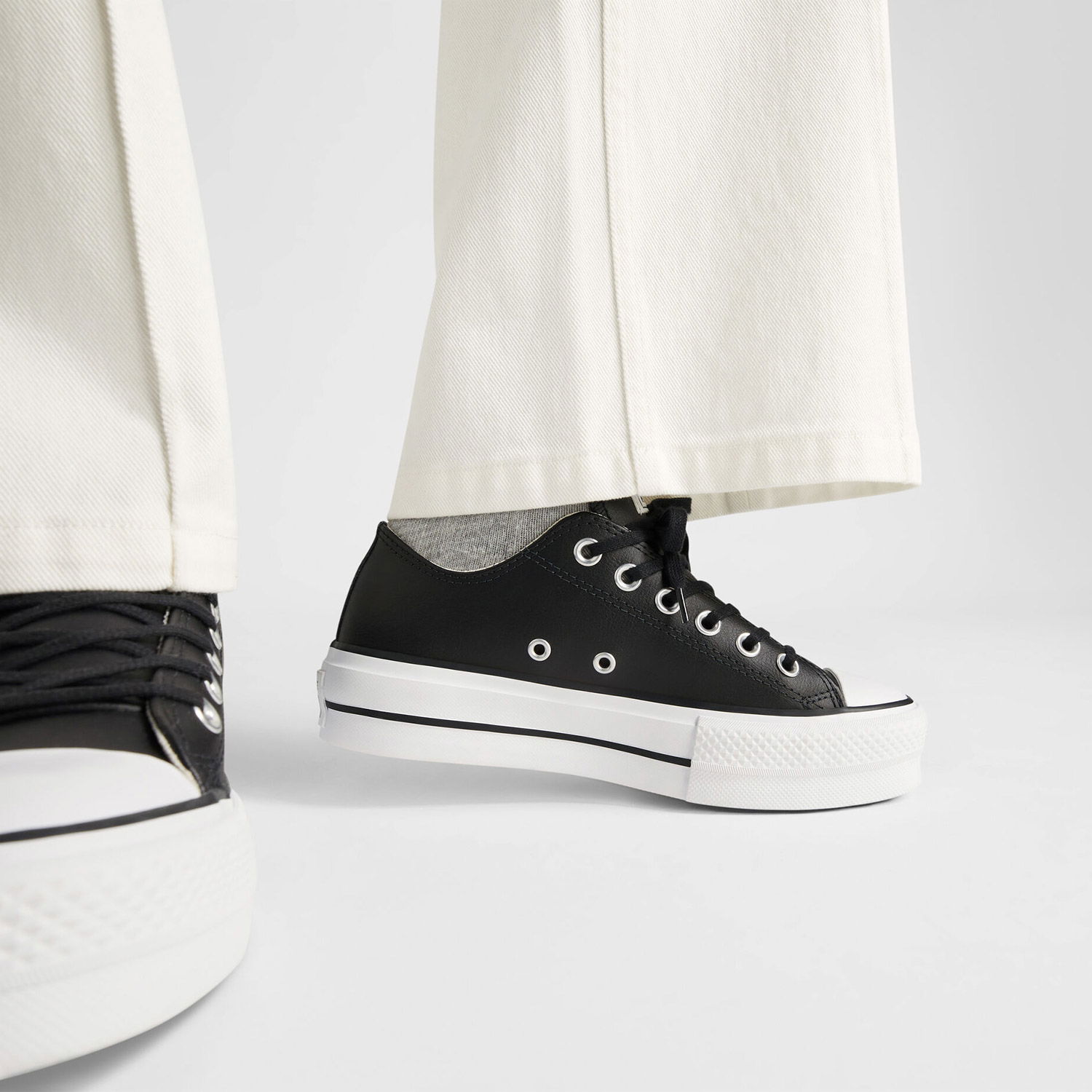 chuck taylor all star lift negras