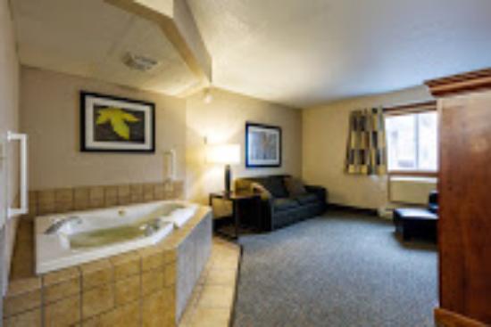 fargo hotels with jacuzzi in room