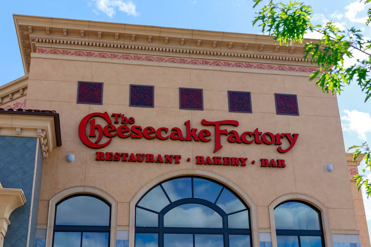 does cheesecake factory take reservations