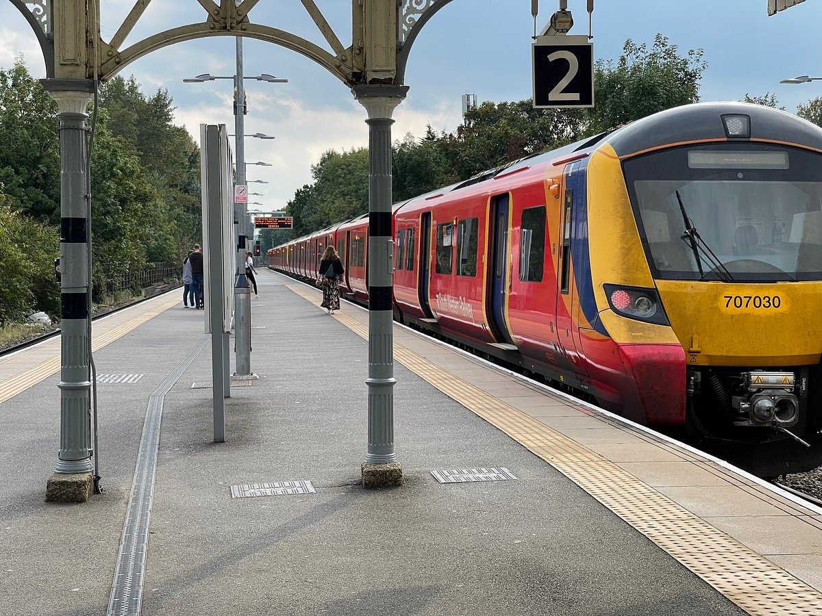 train from london to hampton court