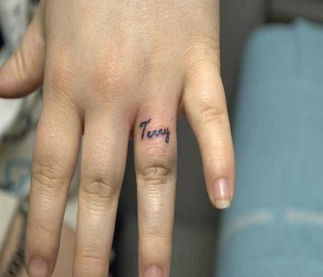 finger name tattoos