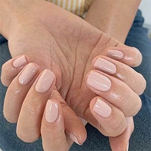 uñas de gel cortas