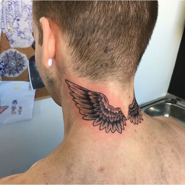 tatuajes en el cuello de alas