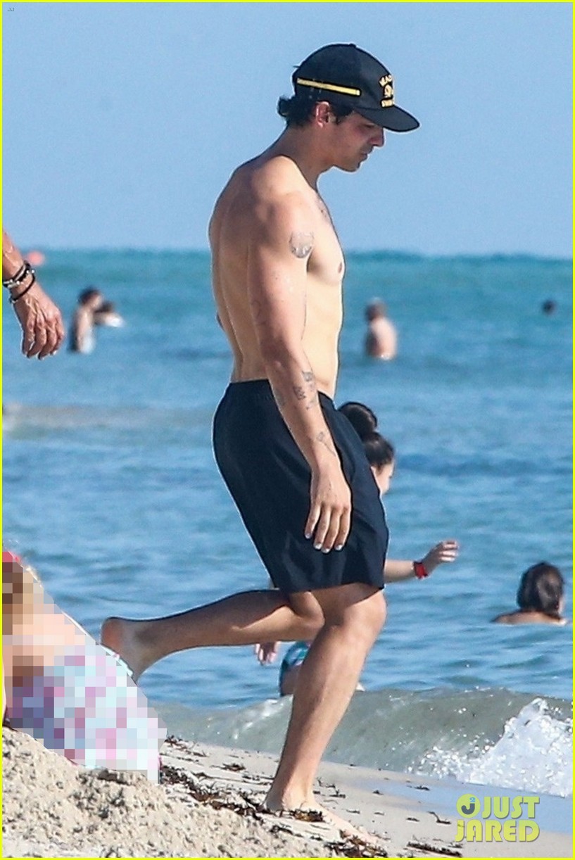 joe jonas shirtless