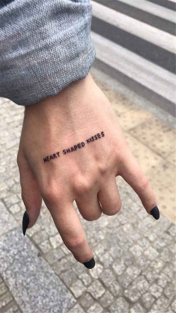 tatuajes de letras en la mano para mujer