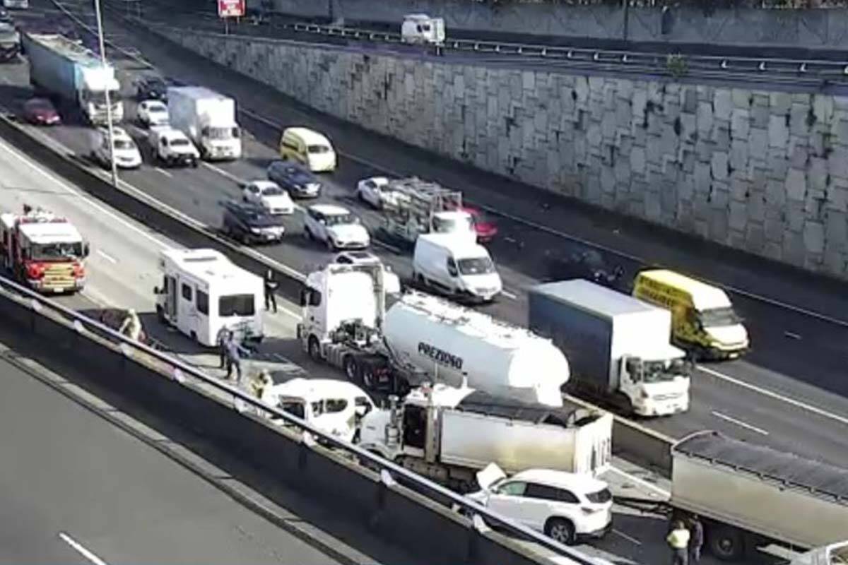 truck crash monash freeway