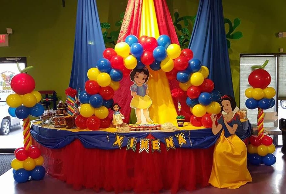 snow white balloons decoration