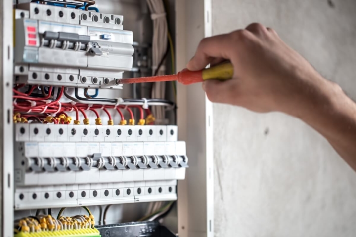 how to change a fuse in a fuse box