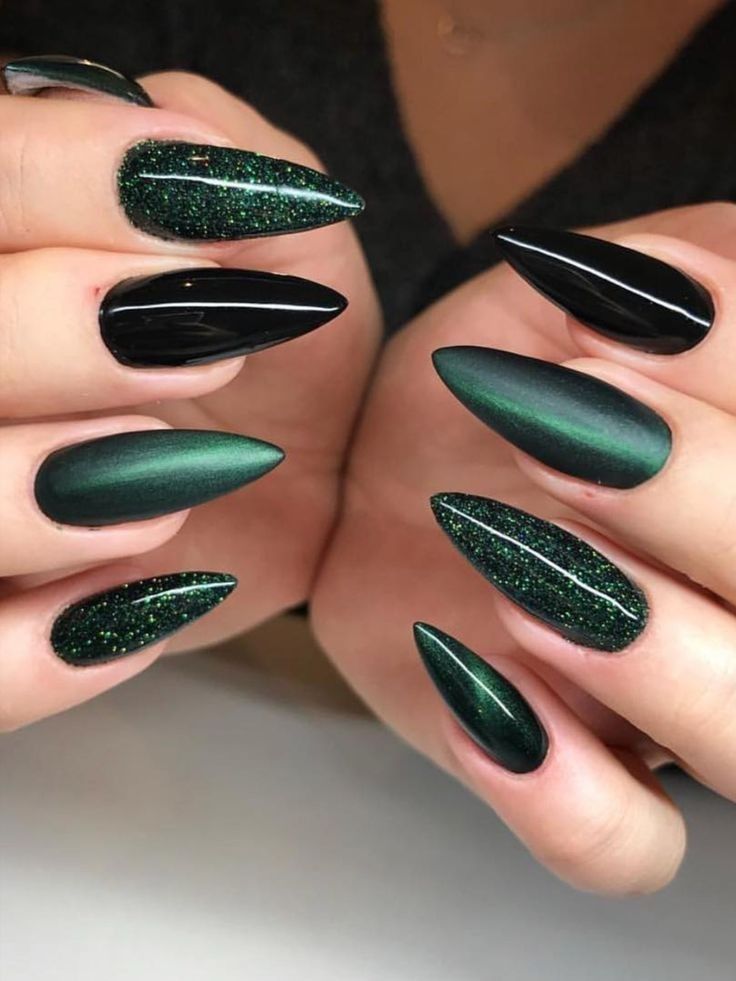 uñas negras con verde