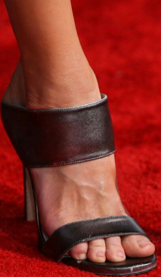 anna faris feet