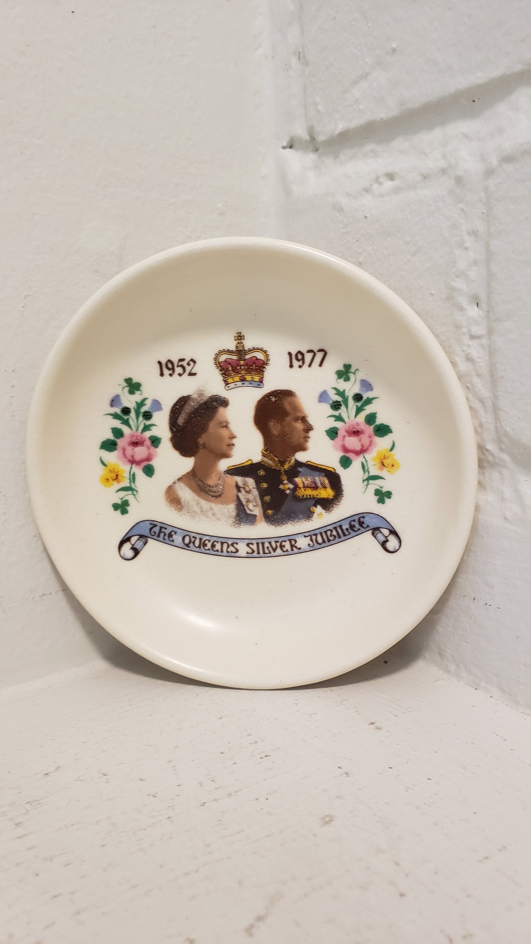 queens silver jubilee plate