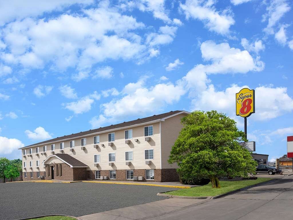 hotels in clinton iowa