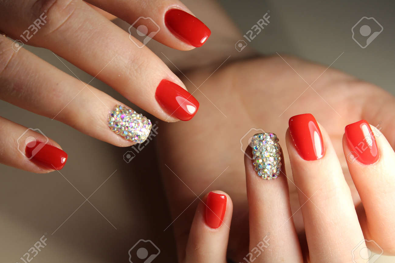 diseño de uñas de gel color rojo