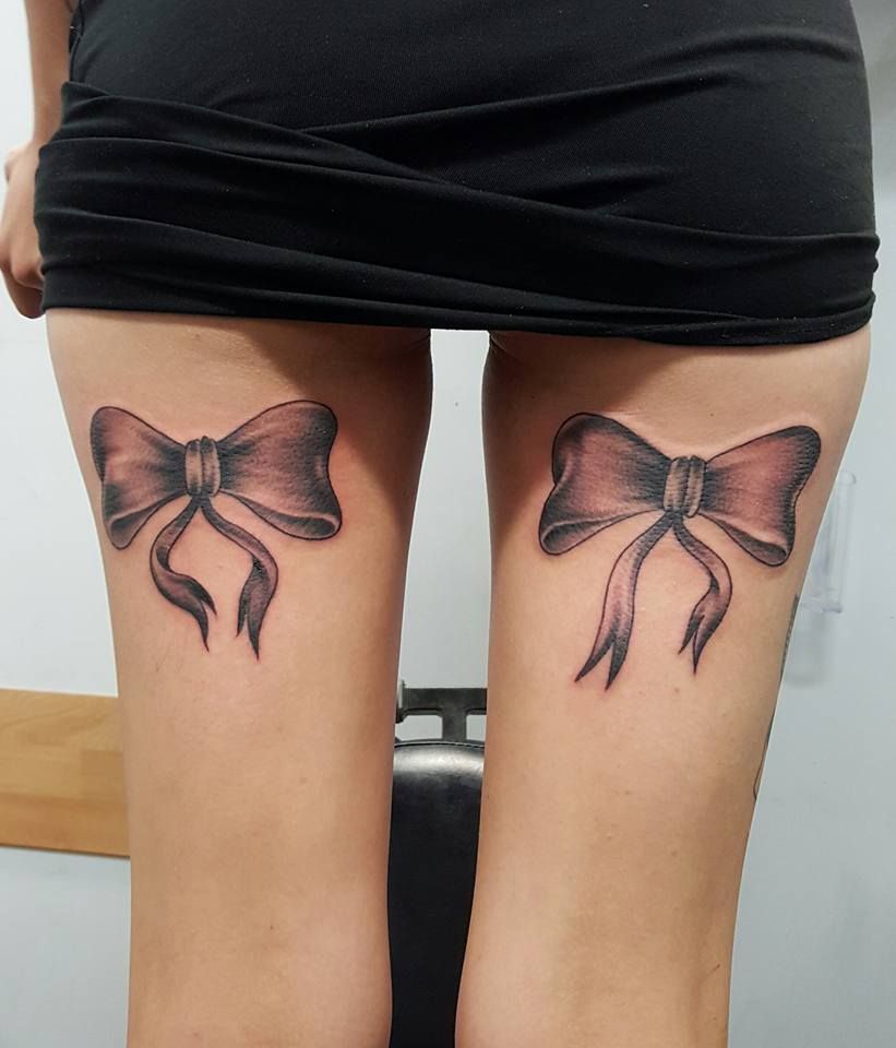 tattoo moños en las piernas