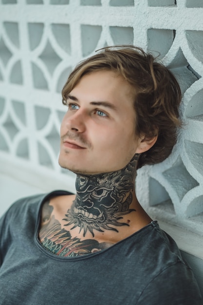 hombres con tatuajes en el cuello