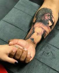 tatuajes de cristo en el brazo