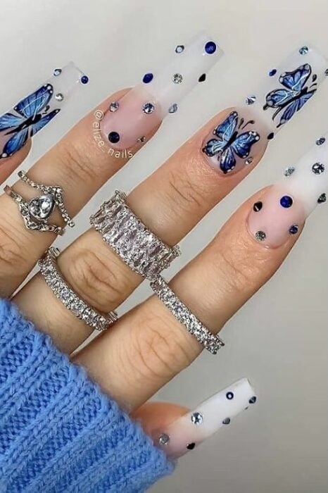 uñas decoradas con piedras brillantes