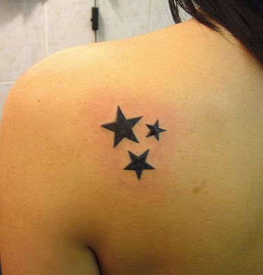 tatuaje estrellas hombro mujer