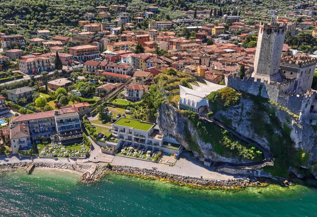 hotel castello lake front