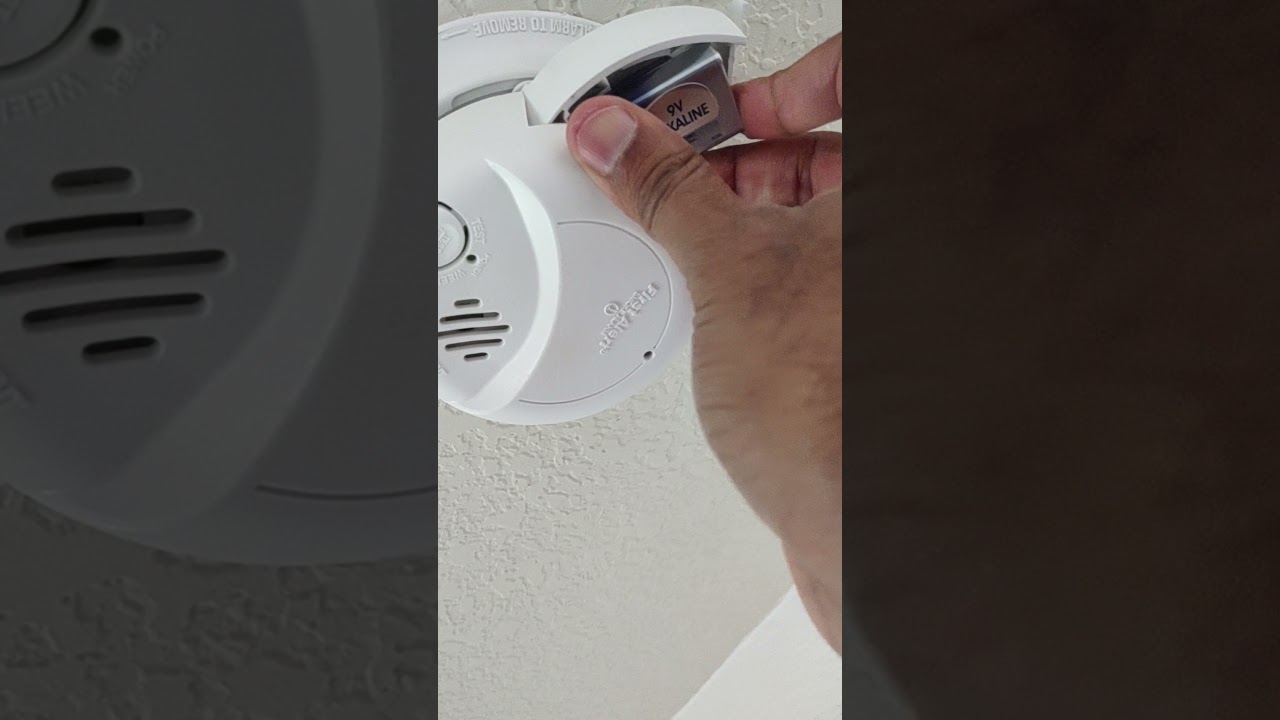 blinking green light on smoke detector