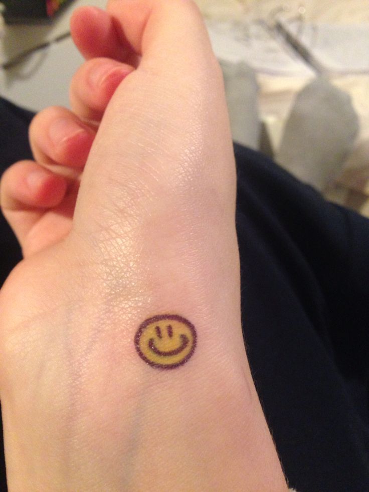 cara sonriente tattoo