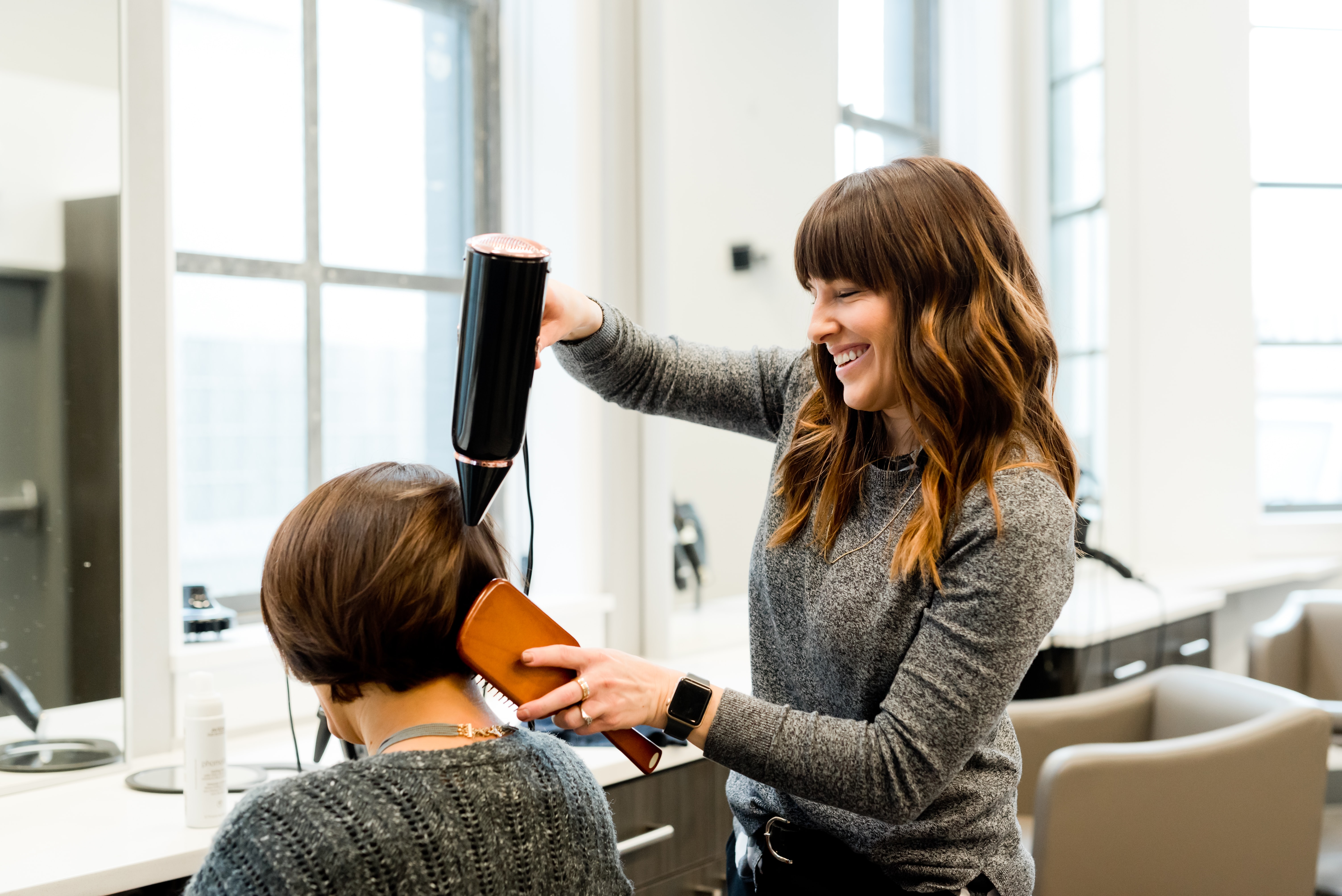 how much does a hairdresser earn