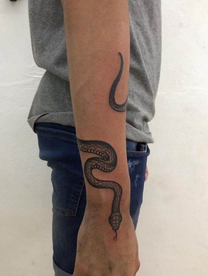 tatuaje serpiente brazo