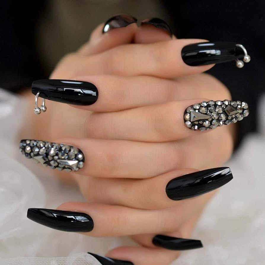 uñas negras con plata elegantes