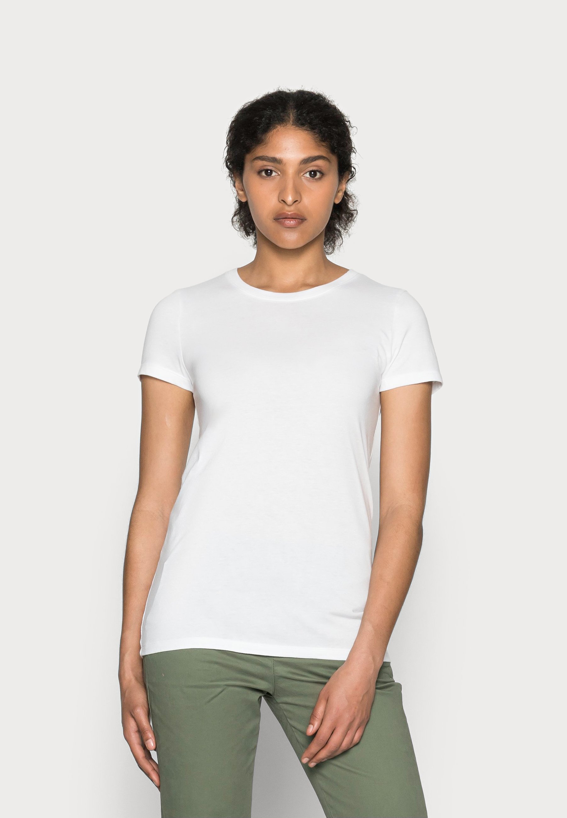 gap white t shirt