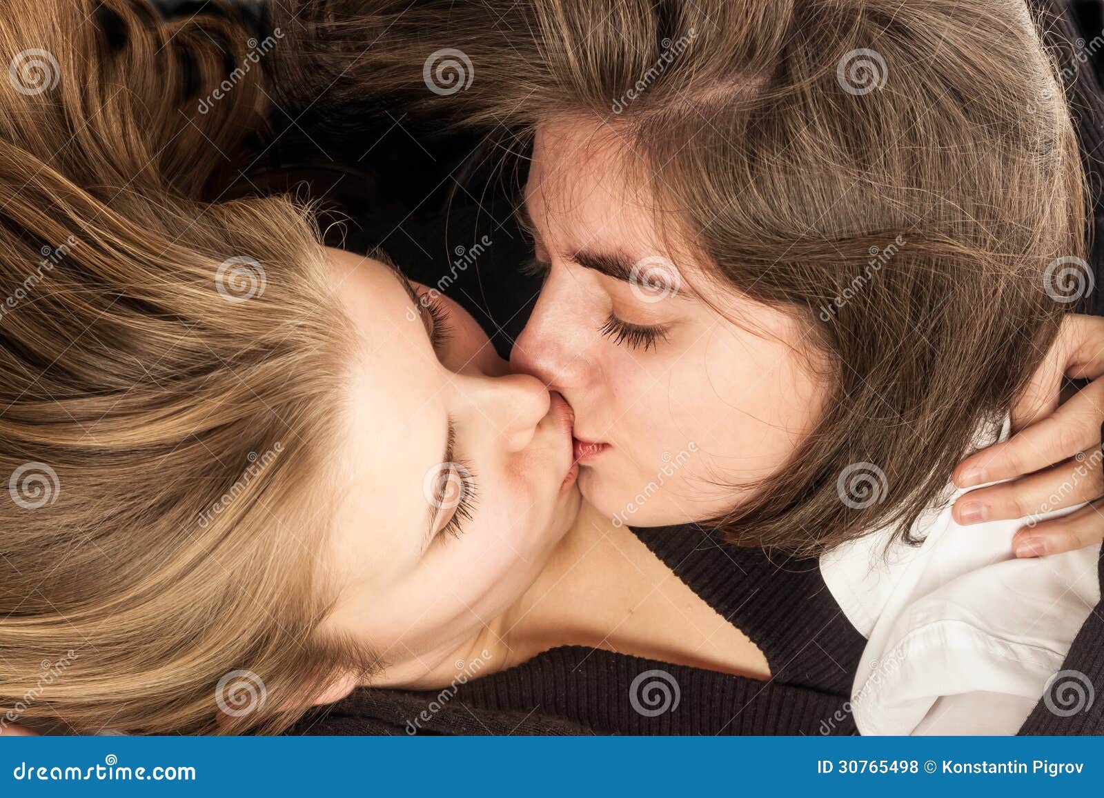 girls kissing