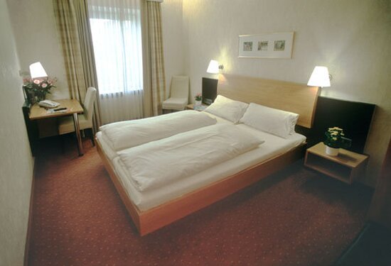 hotels in munich germany near train station