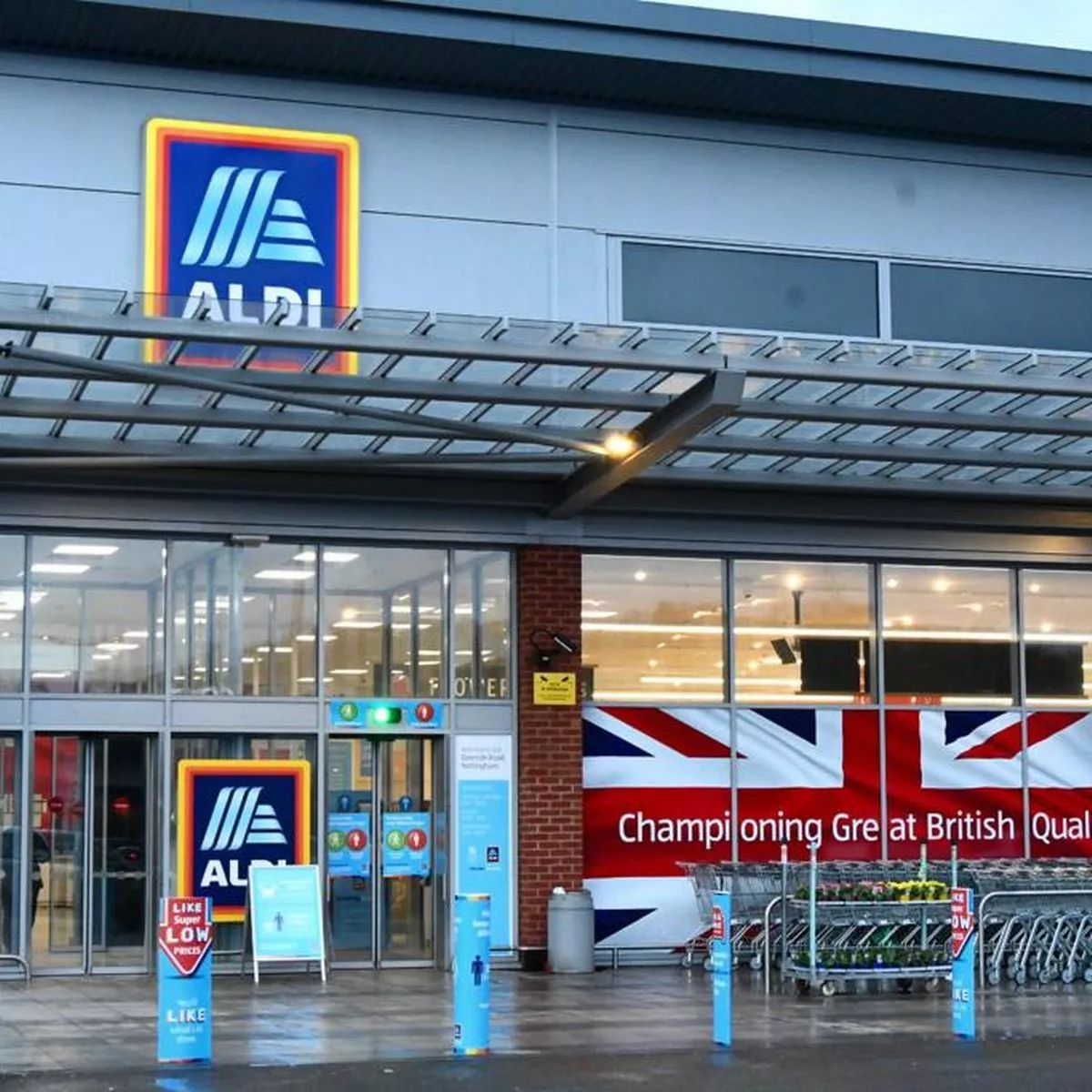 how late does aldi stay open