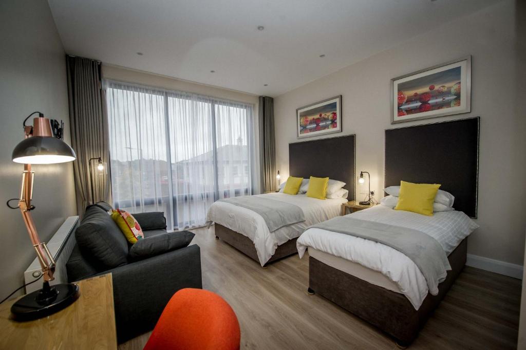 james suites derry