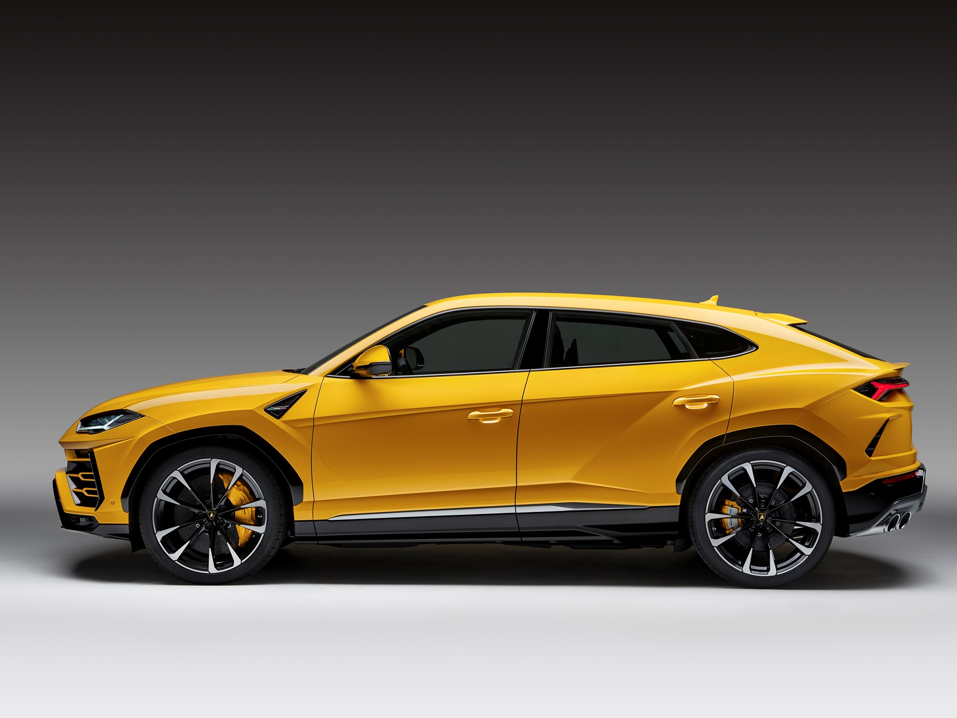 lamborghini urus side view