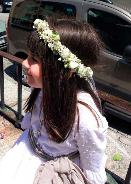 peinados con corona de flores para niña