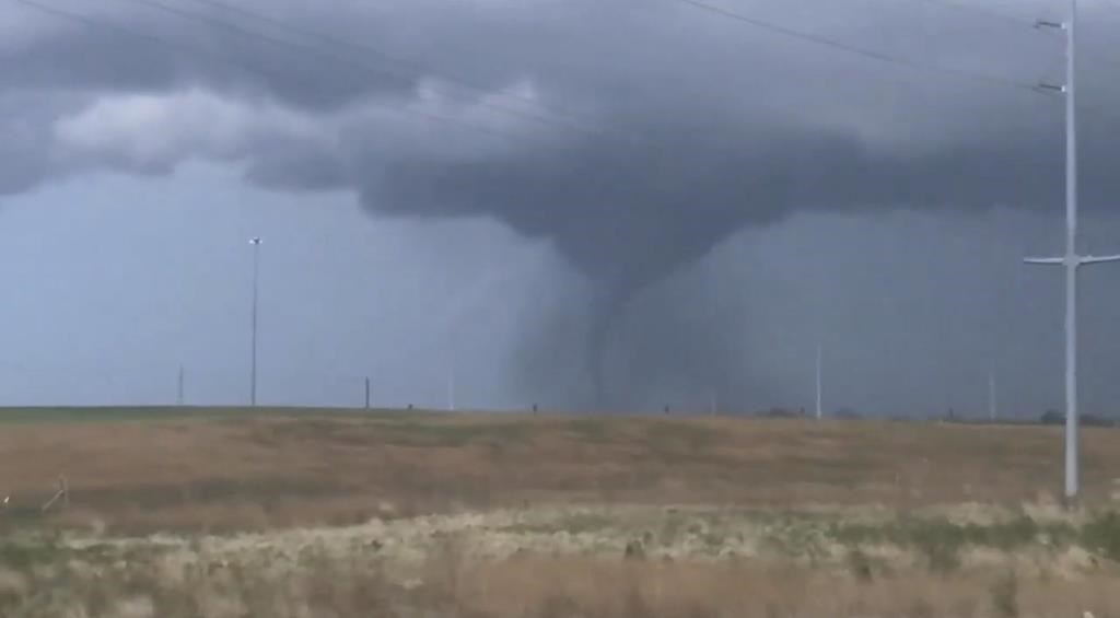 quebec tornado warning